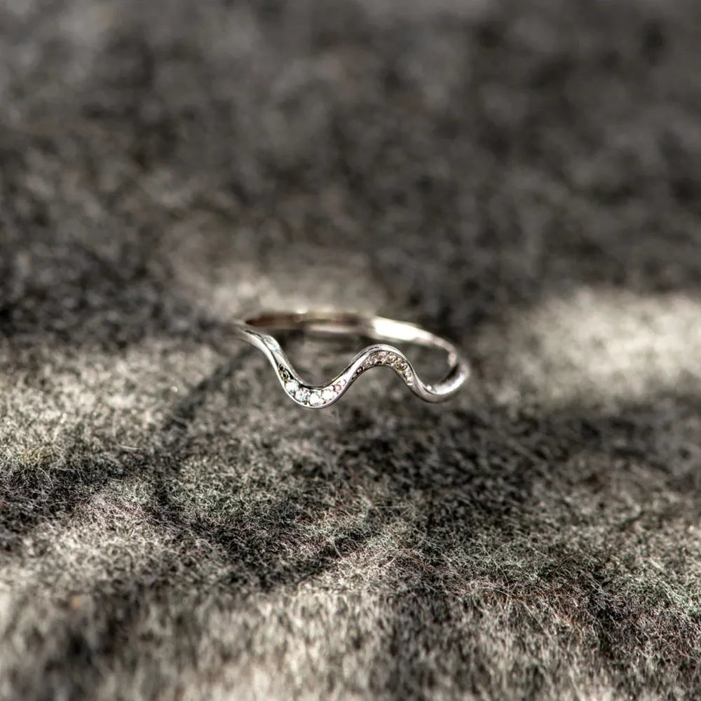 925 Sterling Silver Inlaid Zircon Wave Shape Ring - Roe Creation