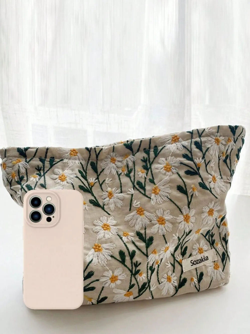 Daisy Embroidered Cosmetic Pouch - Roe Creation