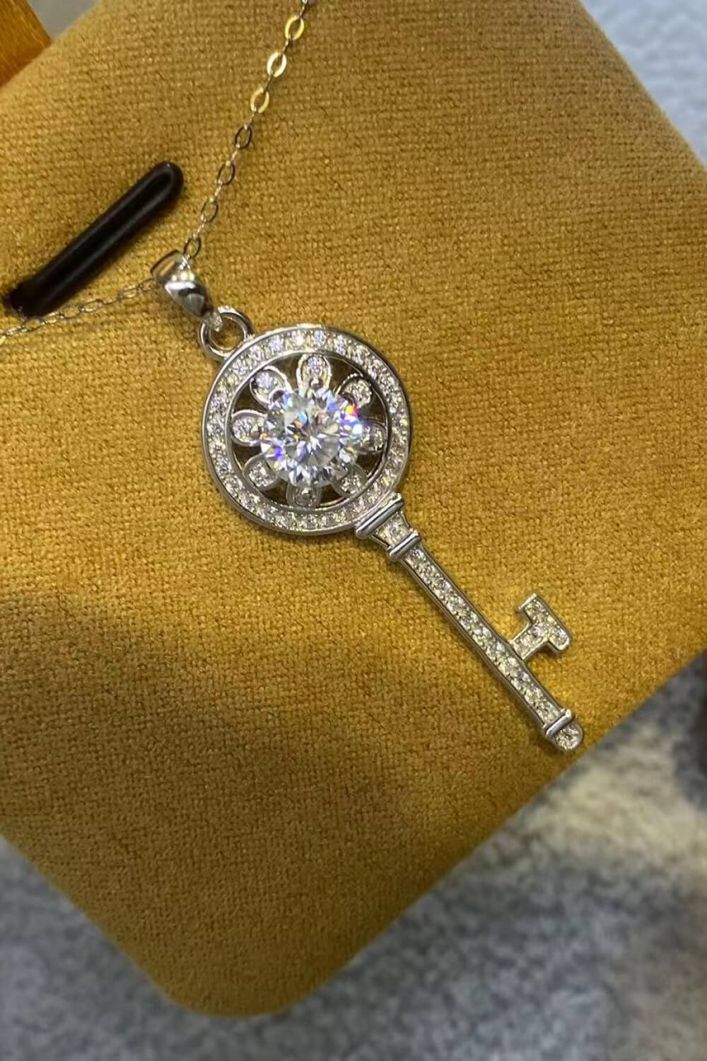 1 Carat Moissanite Platinum-Plated Key Pendant Necklace - Roe Creation