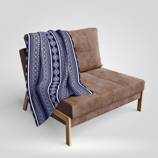 Cozy Arctic Fleece Blanket with Geometric Design – Perfect for Winter Evenings and Outdoor Adventures