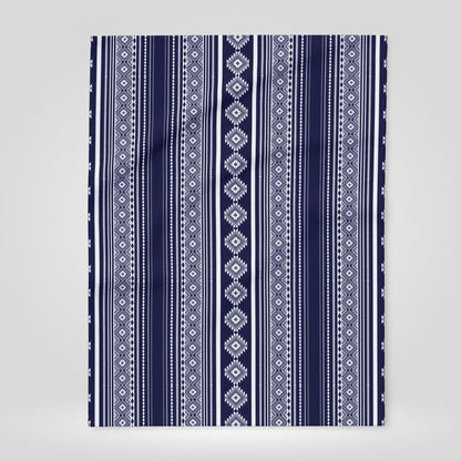 Cozy Arctic Fleece Blanket with Geometric Design – Perfect for Winter Evenings and Outdoor Adventures