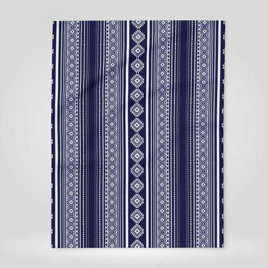 Cozy Arctic Fleece Blanket with Geometric Design – Perfect for Winter Evenings and Outdoor Adventures
