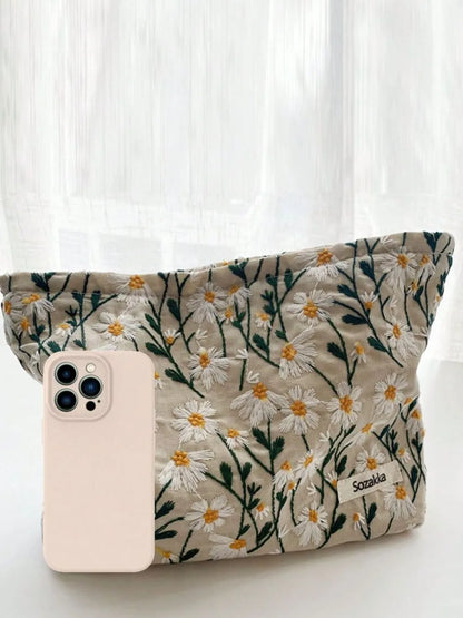 Daisy Embroidered Cosmetic Pouch - Roe Creation